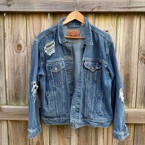 Levi’s Distressed Denim Trucker Jacket Medium Wash Size M